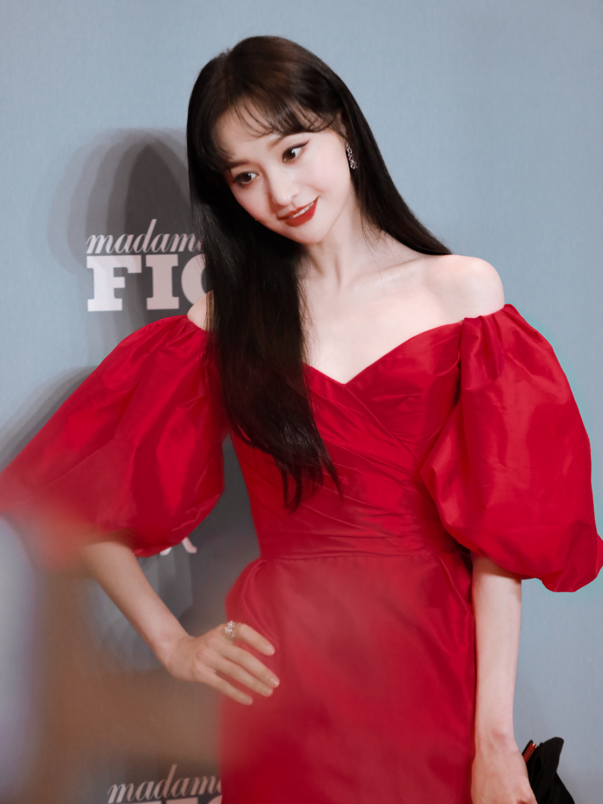 太平公主郑爽"长大"了?穿抹胸裙很惊艳,但勒出"副乳"太尴尬